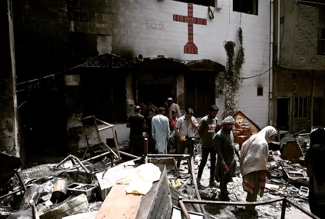 مؤسسة الإمام الخوئي الخيرية تدين حرق الكنائس والاعتداء على الجالية المسيحية في باكستان
